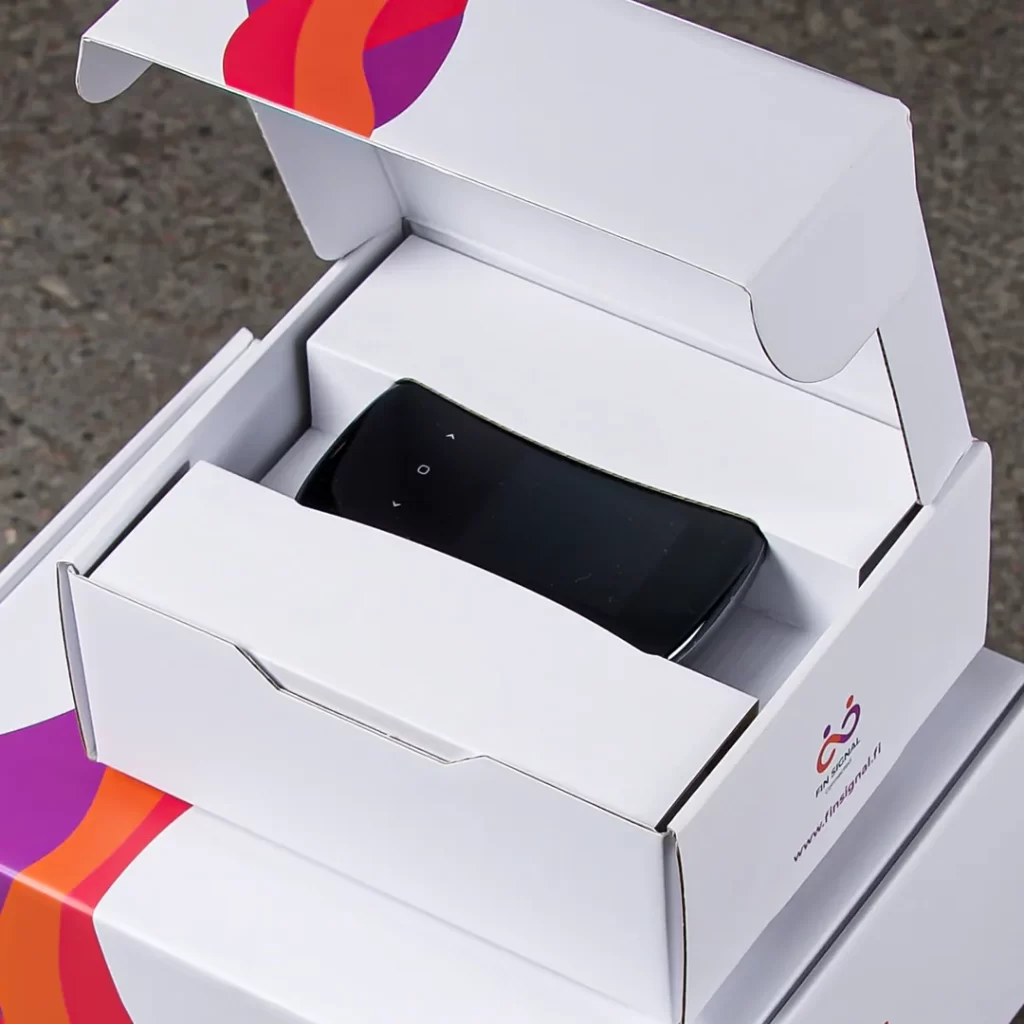 Aaltopahvipakkaus 0427 rakenteella. postitus ja tuotepakkaus. Tuotepakkauksen sisällä tuote.