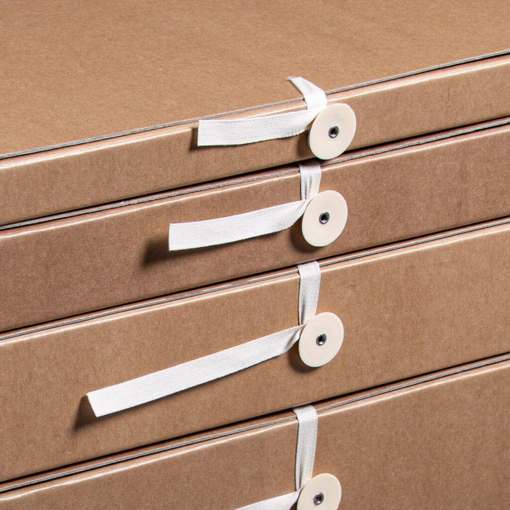 Arkistokotelo A4 zoomattuna nappi-nauha suljentaan