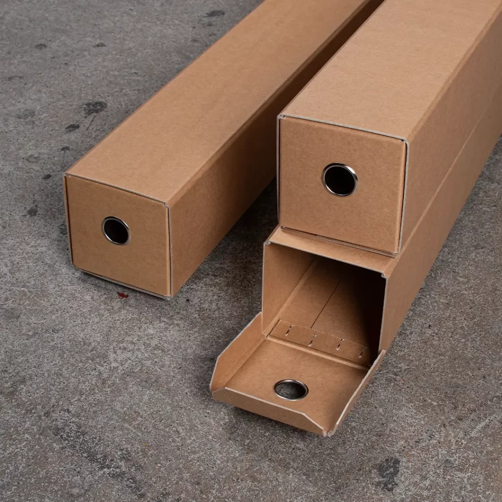 Arkistoputken etuosa aukeaa. Kuvassa kolme arkistoputkea, joista kaksi on päällekkäin ja alemmassa on kansi auki ja kolmas on vieressä kansi kiinni.