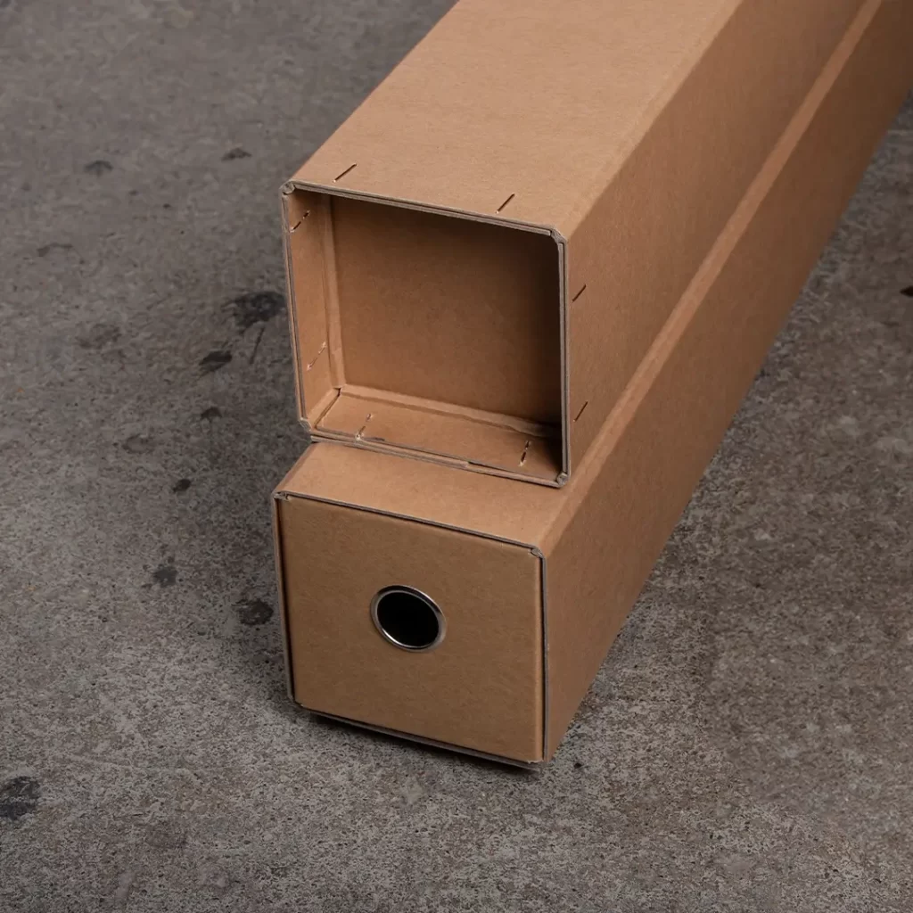 Arkistoputken etu- ja takapuoli. Kuvassa putket on aseteltu päällekkäin niin että yhdestä näkyy etu- ja toisesta takapuoli