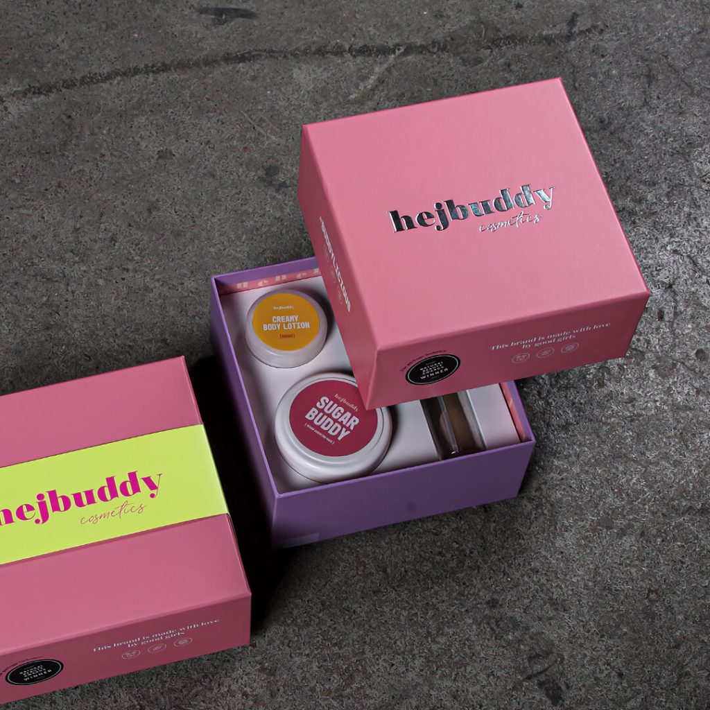 Pahvirunkoinen rasia foliopainatuksella ja vyötteellä