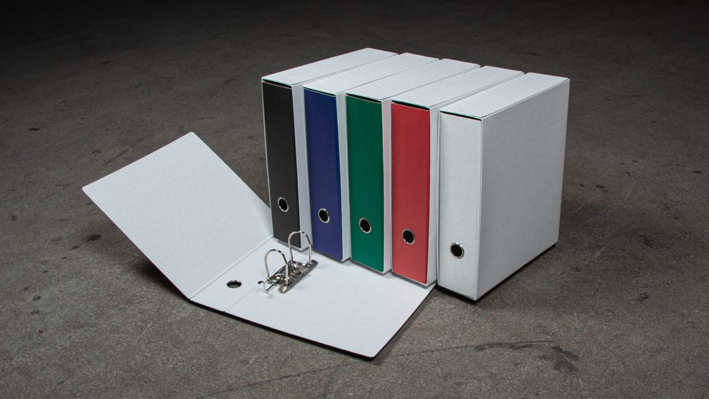 Eriväriset ekomapit: musta, sininen, vihreä, punainen ja valkoinen vierekkäin.