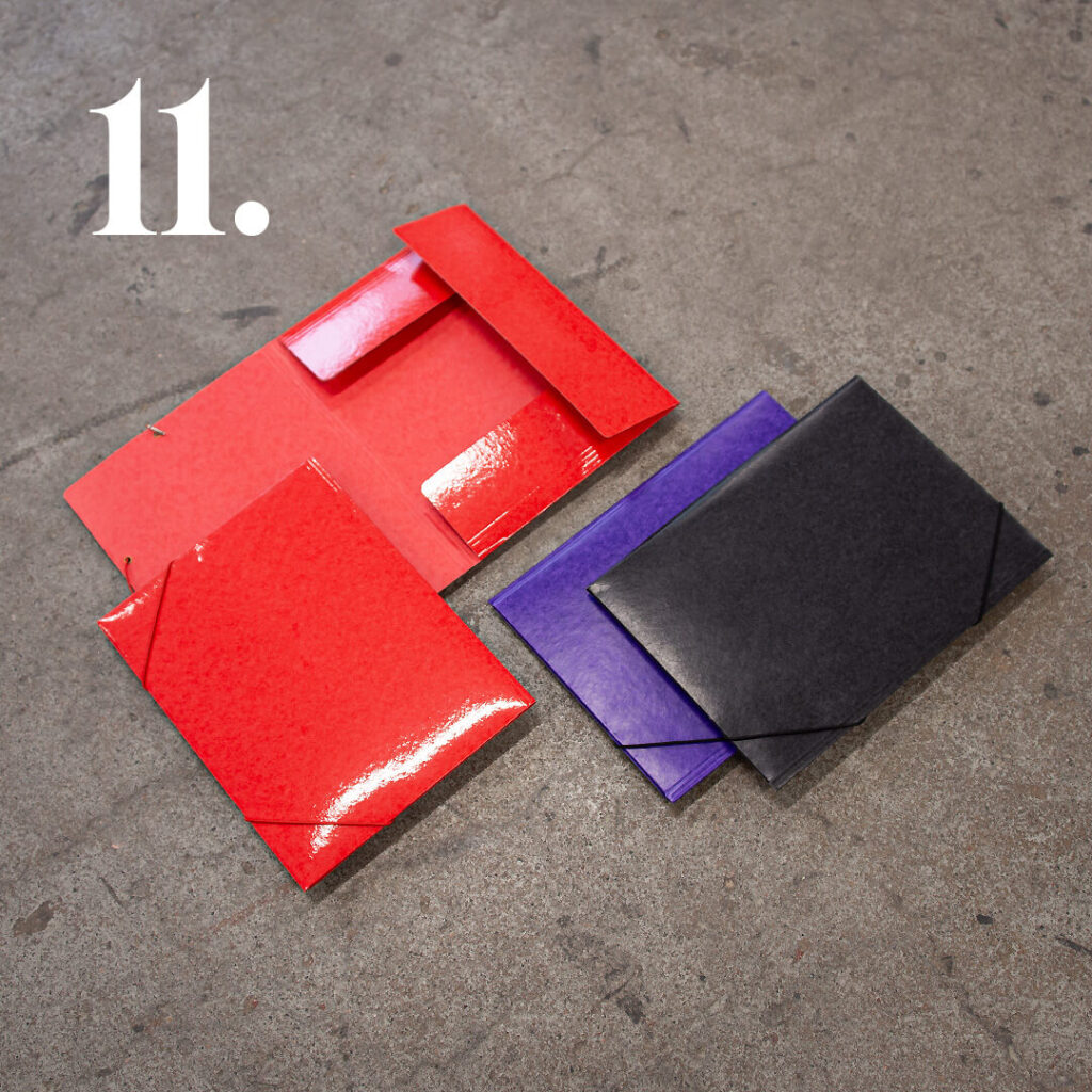 Esitekansiot A4, kiiltävä punainen, musta ja violetti