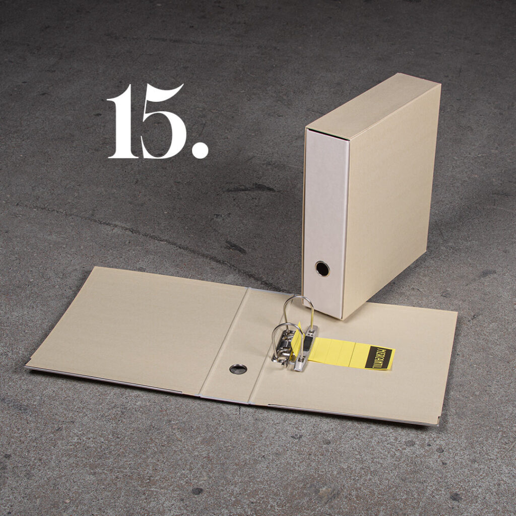 Harmaa mappi kotelolla