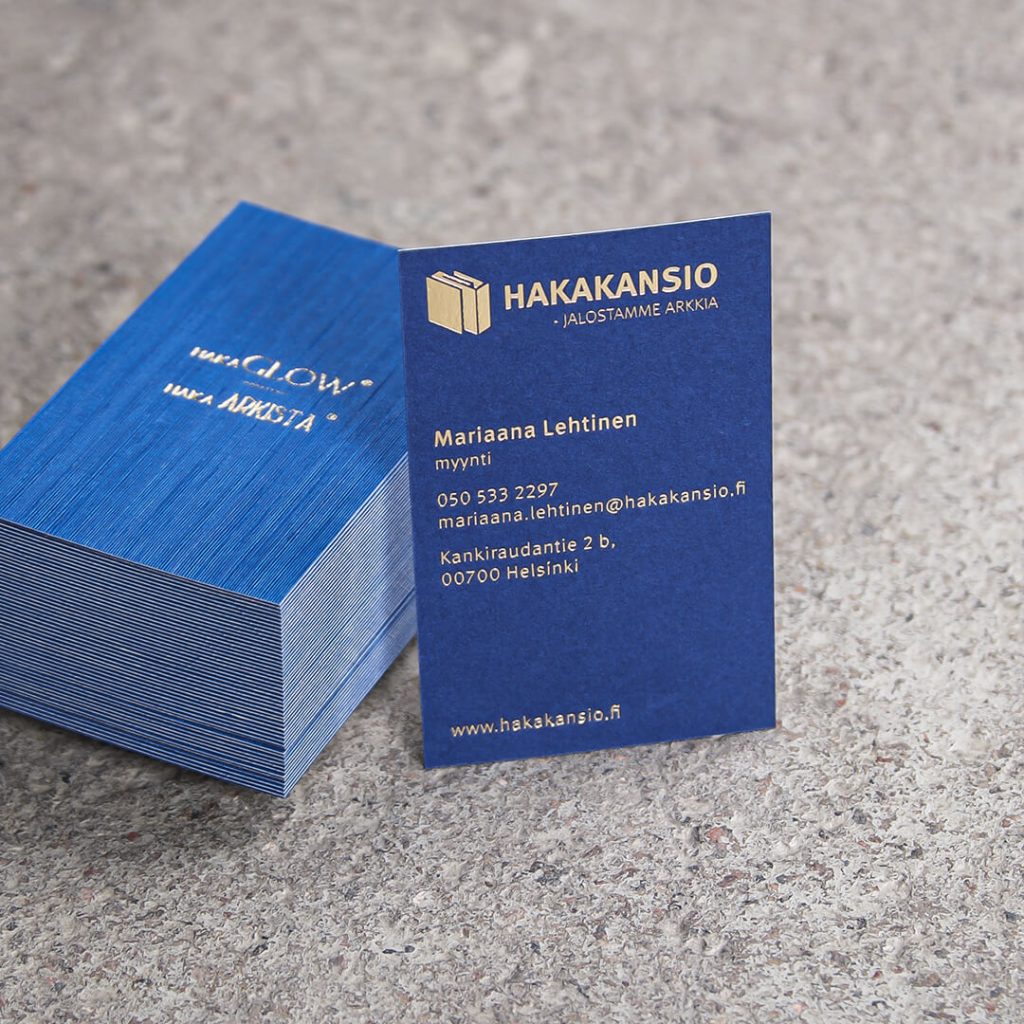Hakakansion sininen käyntikortti kultaisella foliopainatuksella