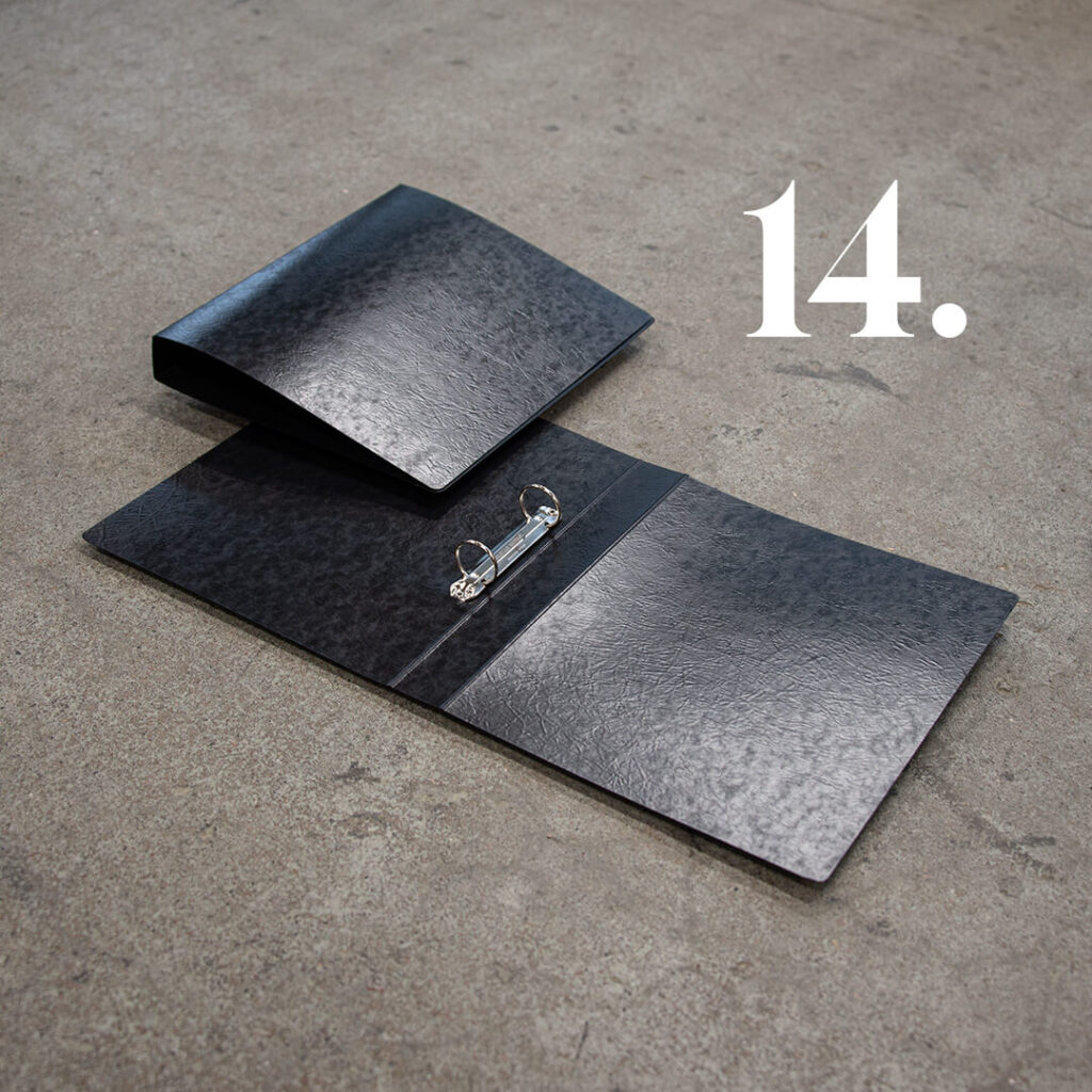 Musta kiiltopahvinen rengaskansio