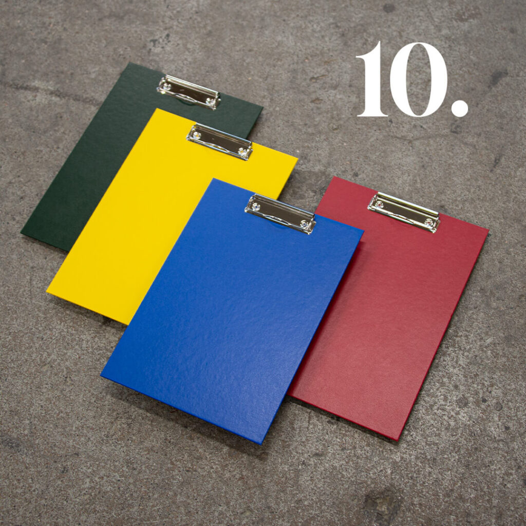 Kirjoitusalustat eriväreissä. Musta, keltainen, sininen ja punainen.