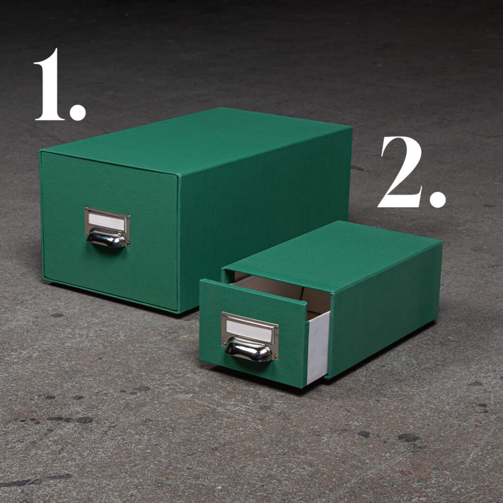 Erikokoiset ulosvedettävät kortistolaatikot