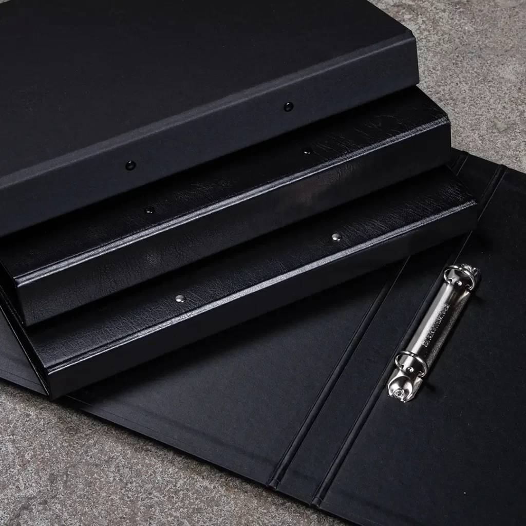 Mekanismien kiinnitykset erilaisissa kohdissa ja erivärisillä niiteillä