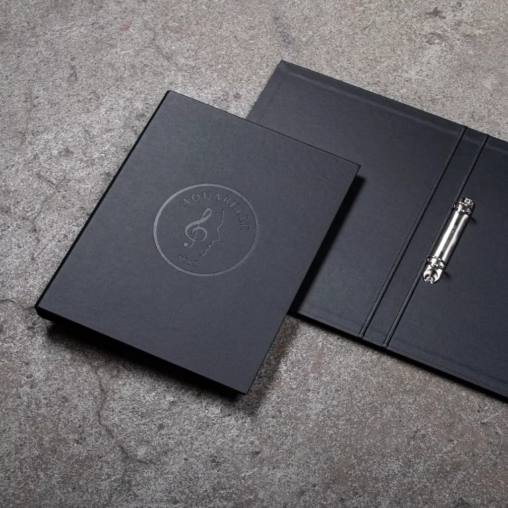 Sokkopainettu kuorokansio