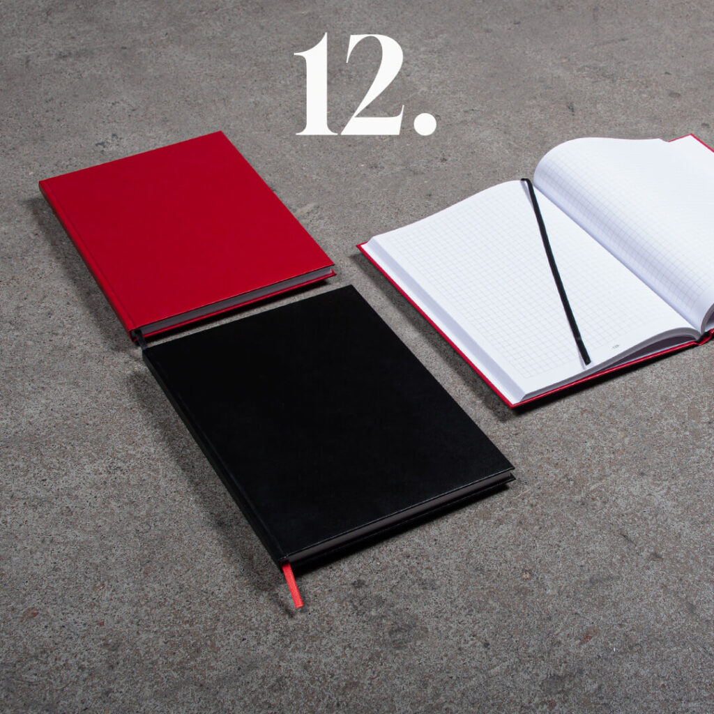 Punamustia lankasidottuja kirjoja kirjanmerkkilangalla.