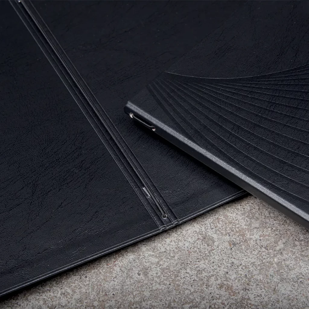 Menukansiossa on kuminauhakiinnitys