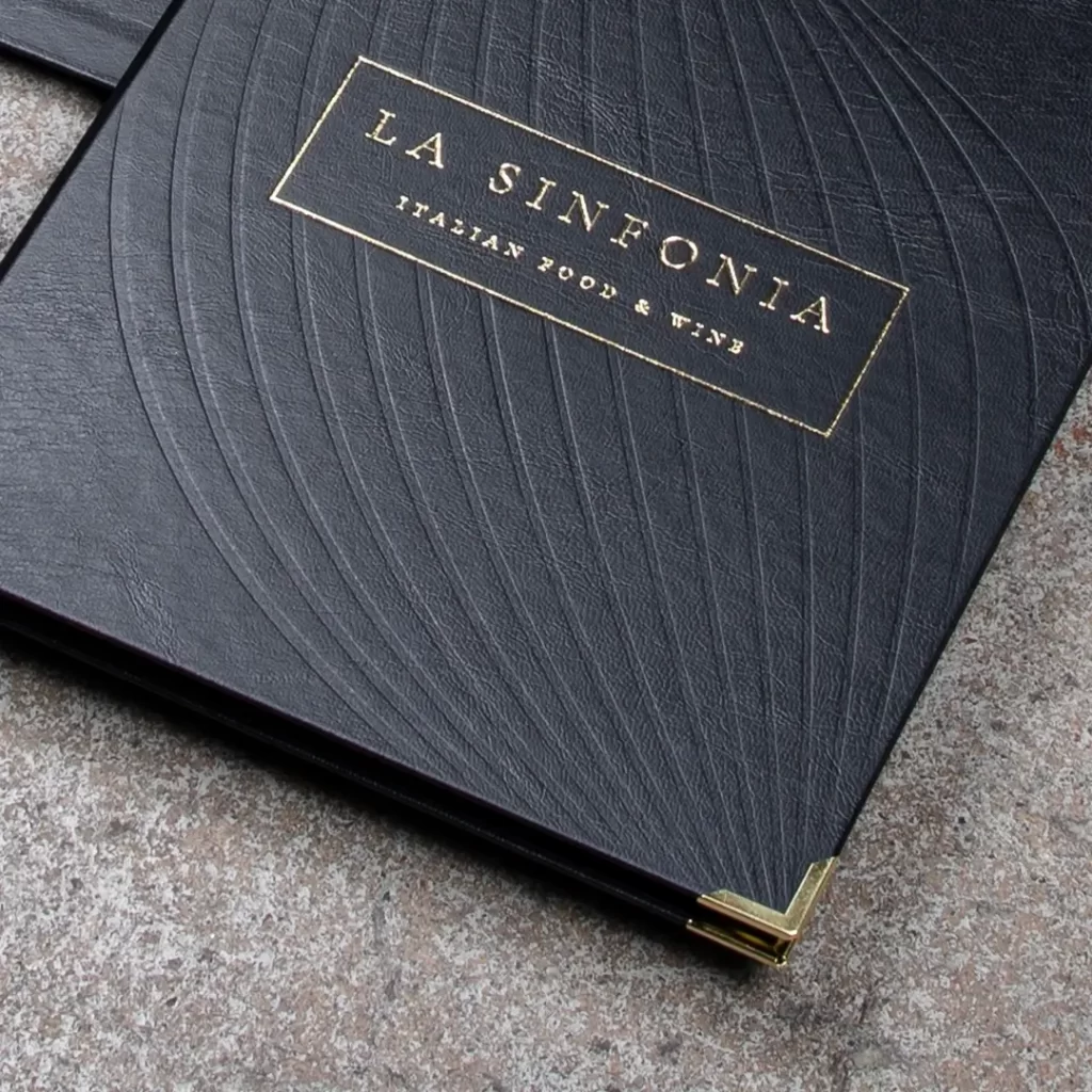 Menukansiossa kultaiset reunat