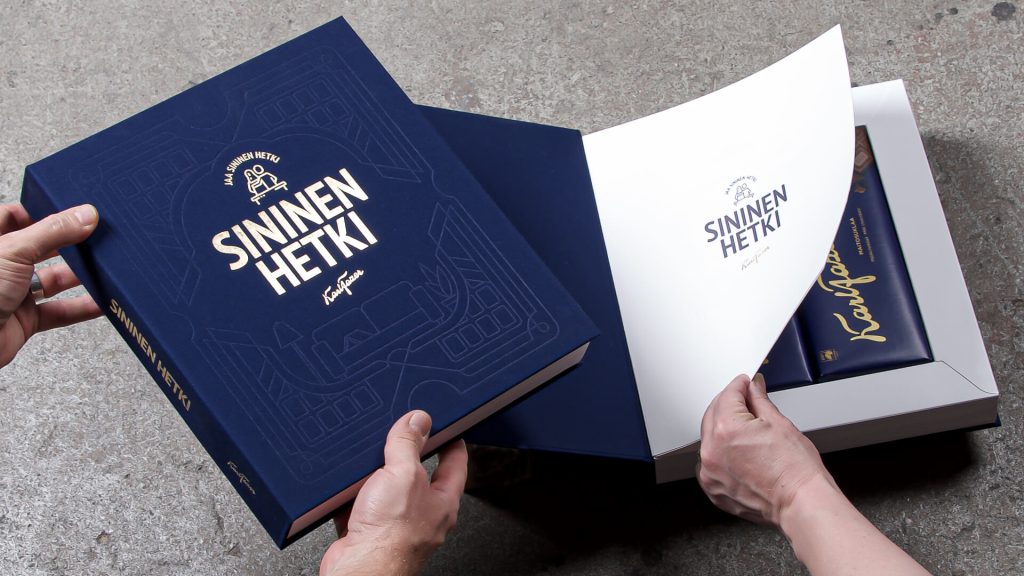 Foliopainettu kirjanmallinen pakkaus valmistus Hakakansio