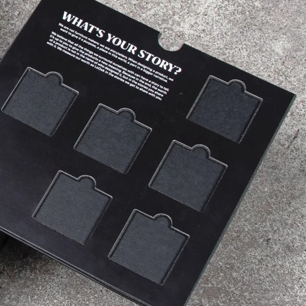 Kannellinen rasia Loook. zoomattu välitason syvennyksiin. Kuvassa tulee ilmi rakenteen kerrokset eli kahden pahvin väliin on laitettu ohut foam.