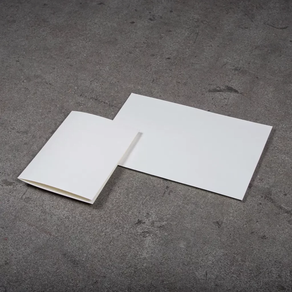 Taitekansio ilman pikanitojaa kiinni ja auki