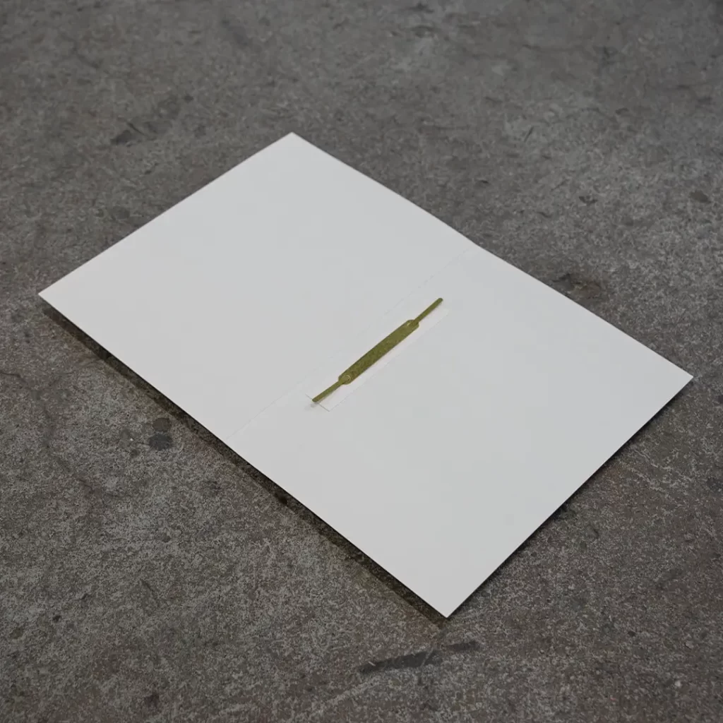 Taitekansio auki niin että pikanitoja näkyy.