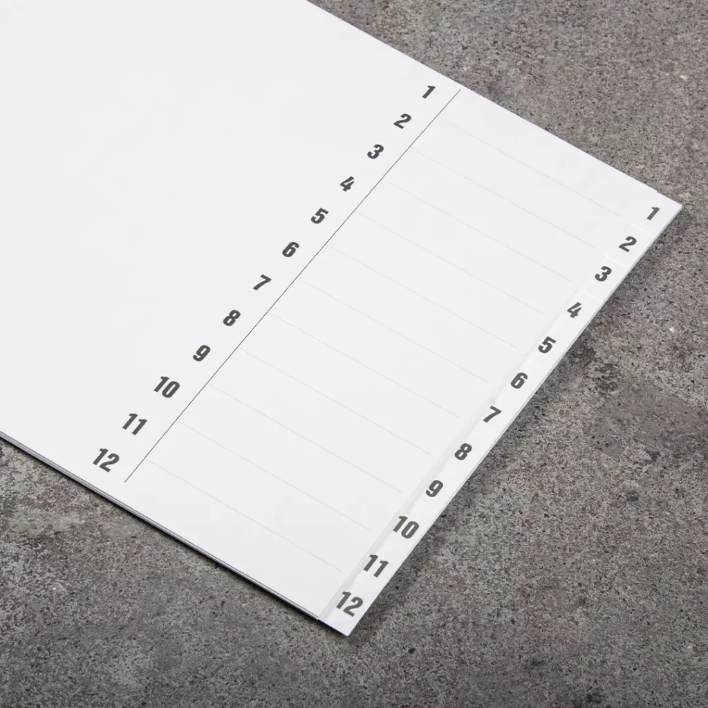 Lähikuva välilehtisarjan numeroinnista. Numeroita on ykkösestä kahteentoista.