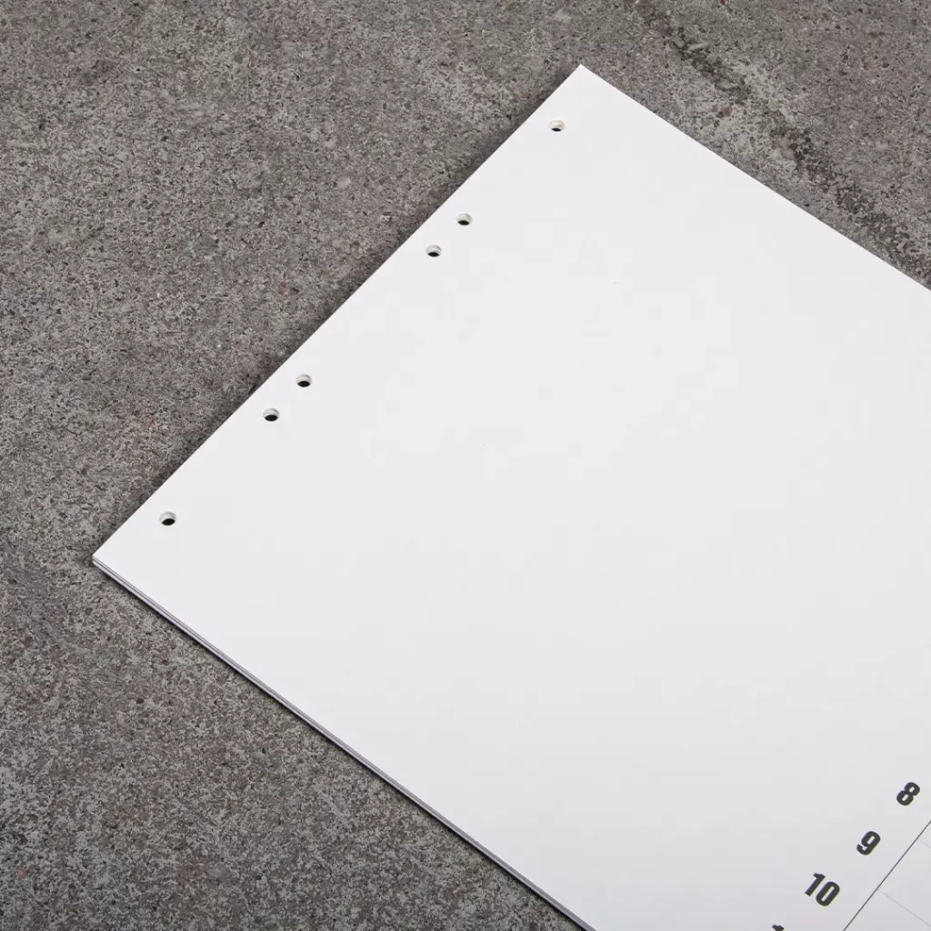 Välilehtisarja. Kuvassa näkyy välilehtisarjan rei'itys, joka mahdollistaa sen istumisen erilaisiin mekanismeihin.