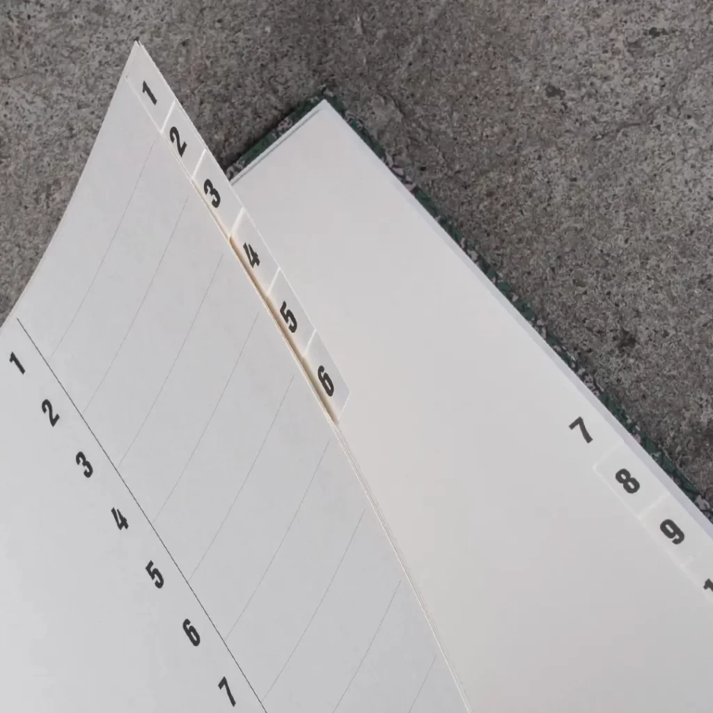 Välilehtisarja. Kuvassa välilehtisarjan sivuja avataan hieman.