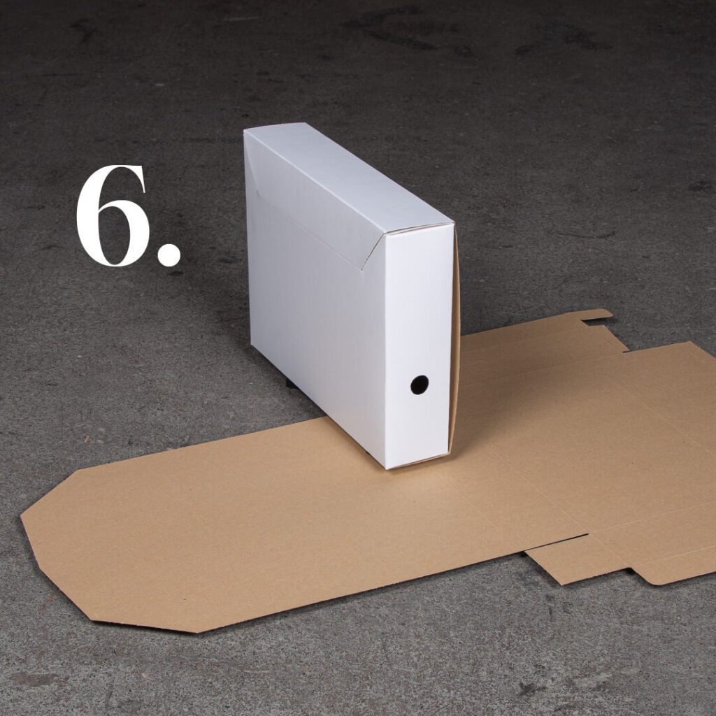 Arkkivalaatikko koottuna ja aukitaitettuna