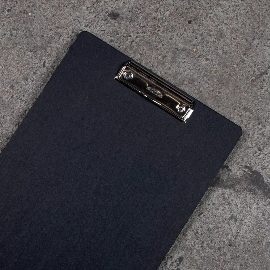 Menualusta mekanismilla